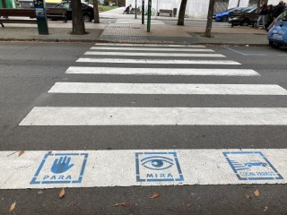 Pasos de peatones sin semáforos e intersecciones poco visibles, riesgo para mayores de 65 años. 